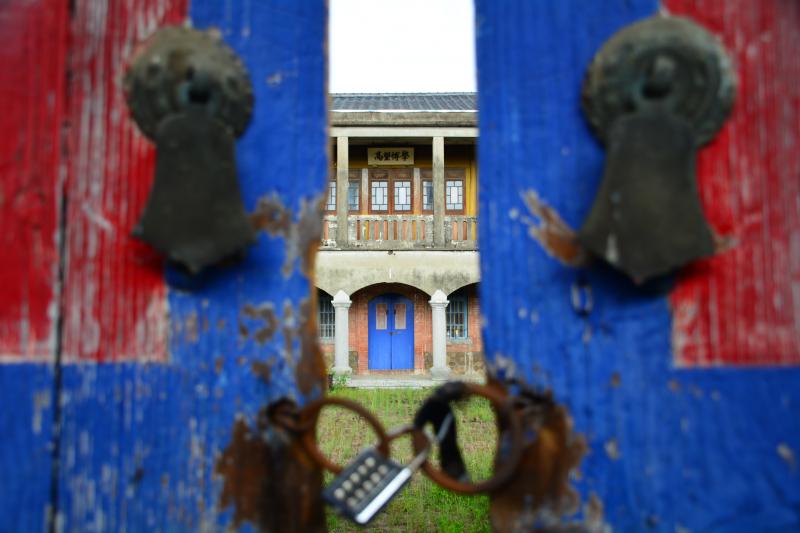 正身一樓的建築風格屬於西式，運用大量的弧拱形成廊柱