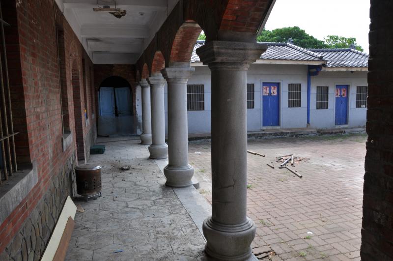 翻修時改成日本式的琉璃烏瓦，是一幢東西合璧的獨特宅第