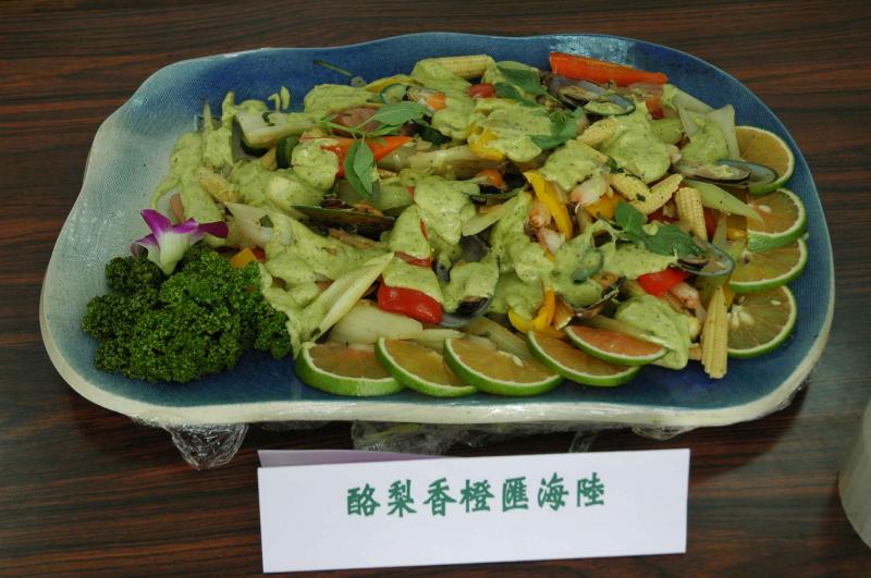 木瓜、芒果、酪梨等水果入菜，製作口味獨特的風味餐