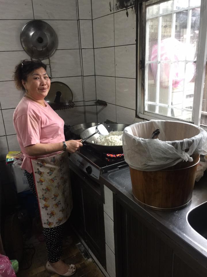 學員游月枝女士，在各個節慶裡，會製作節慶商品來販售。例如過年期間佛跳牆、端午佳節的肉粽