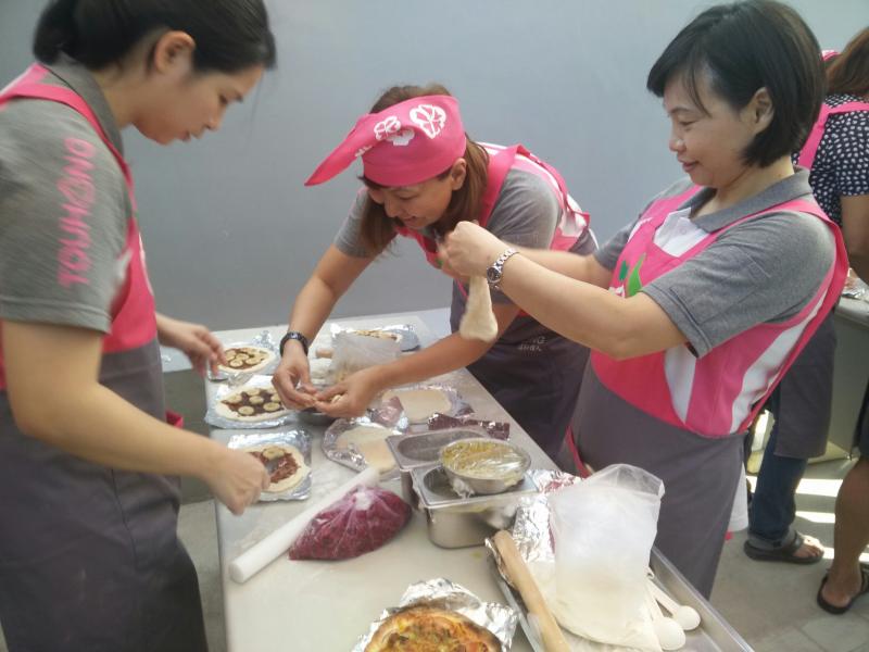 製作披薩過程中談笑風生