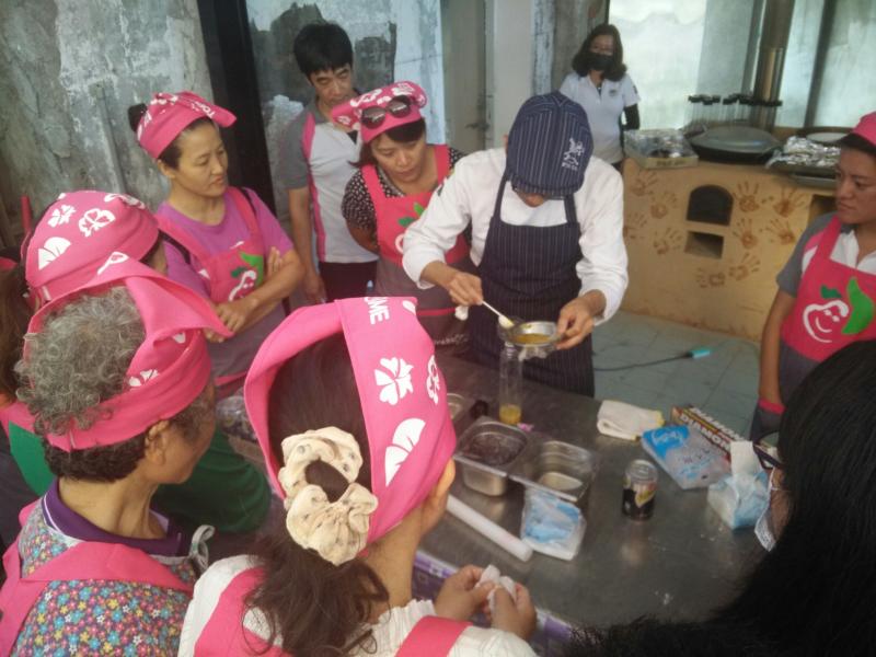 農會聘請專業老師來指導大家製作披薩