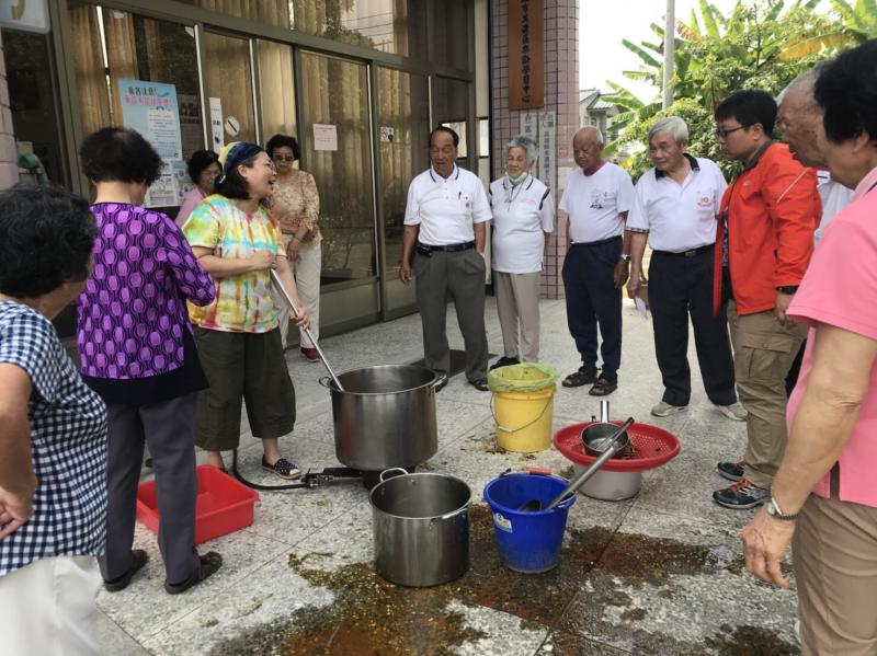 將綁法的染布丟進染桶