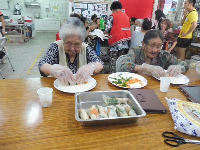 銀髮族學員製作過貓越南捲，結合原住民食材與新移民姊妹家鄉菜的組合。