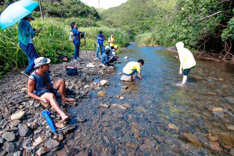 休息走了好幾公里的路停下來冰鎮一下腳