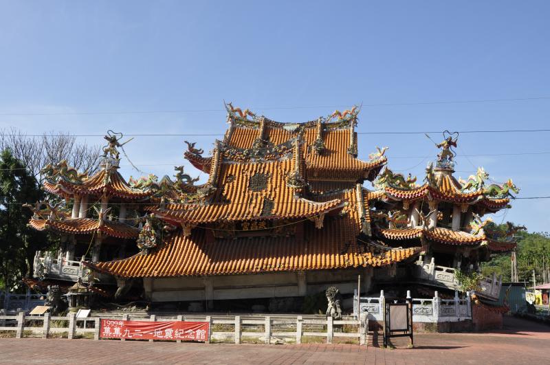 民國八十年動工，歷經八年竣工卻於當年遇上921大地震，廟宇全毀未拆除，見證921地震的威力。