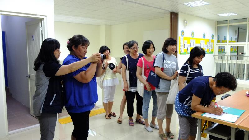 學員學習以手機拍攝MV畫面