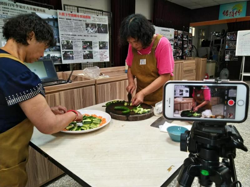 並協助拍攝料理過程，以文字圖片記陸飲食文化