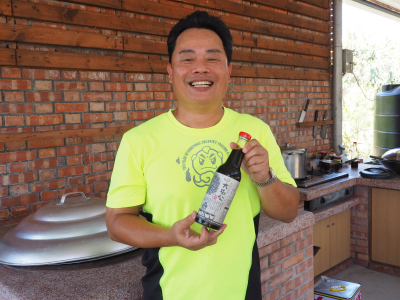 陳聰文大哥帶領結頭份的社區媽媽找回醬油釀造古法