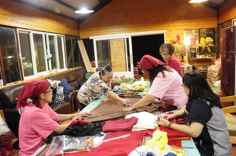 學員正在進行絹印創作。