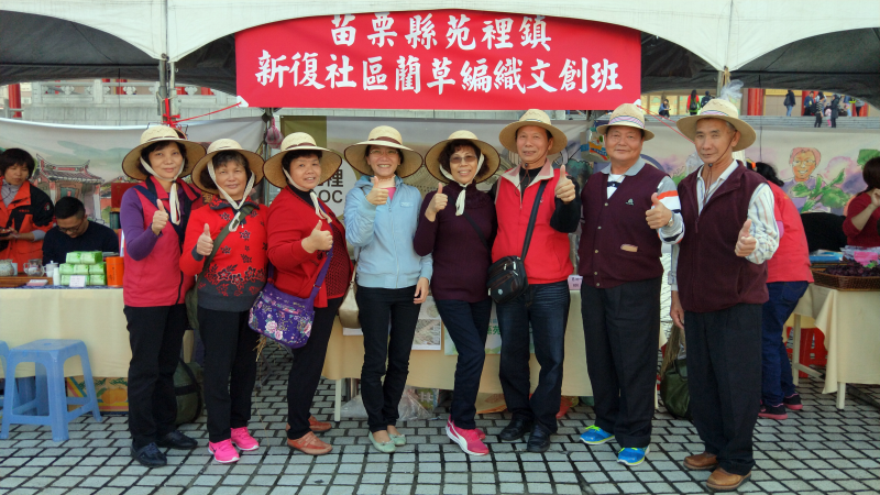 苑裡DOC和新復社區在攤位前合影