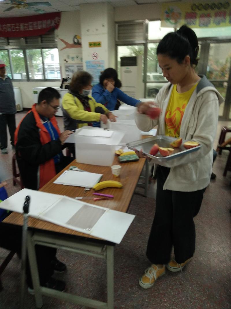 志工協助發放拍攝教材，大家都有拿到嗎?