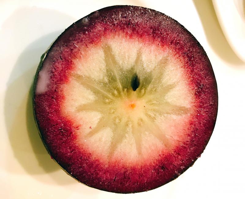牛奶果剖開後的橫切面有星星的形狀，因此它有個可愛的別名叫做「星蘋果」。