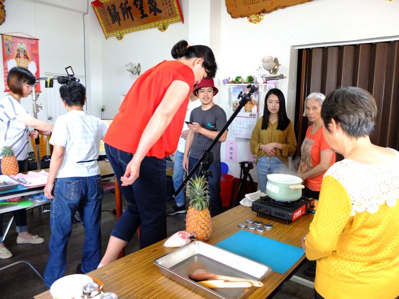 學員拍攝做菜畫面
