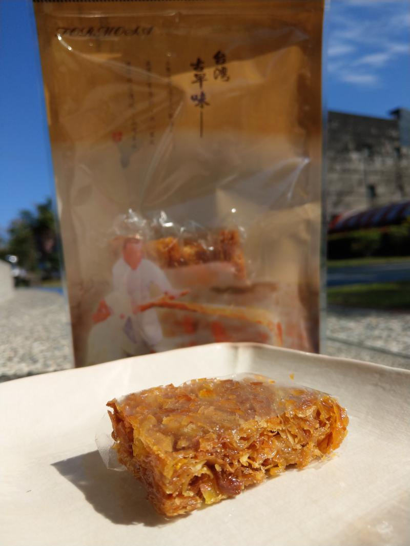 經過油炸的番薯酥以糖漿包裹擠壓成形，擺放餐盤上固化的糖漿閃爍光澤，側面切開能見番薯酥之間大小縫隙。