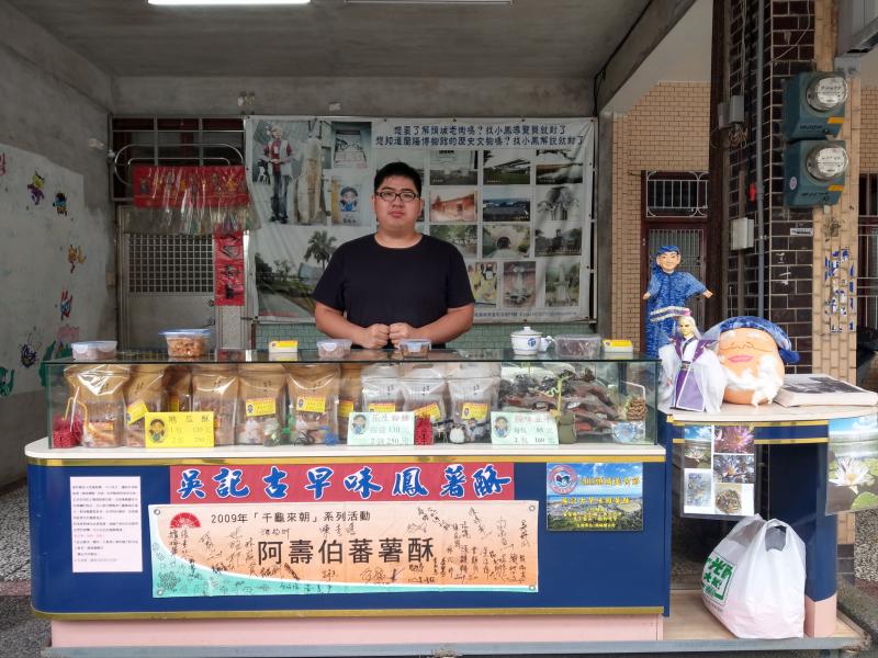 阿壽伯的孫子傳承充滿古早味的番薯酥，攤販的玻璃面板下，陳列著番薯酥、花生粉糖以及豆干等茶點。