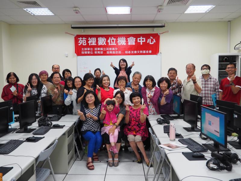 老師與學員們一同大合照