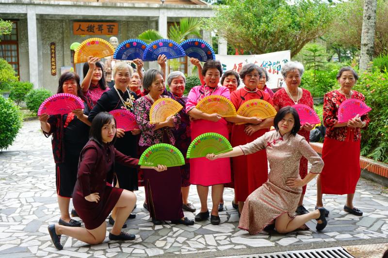 社區的銀髮族拿起手中的扇子跳舞，傳遞在地的文化還能健活身心。