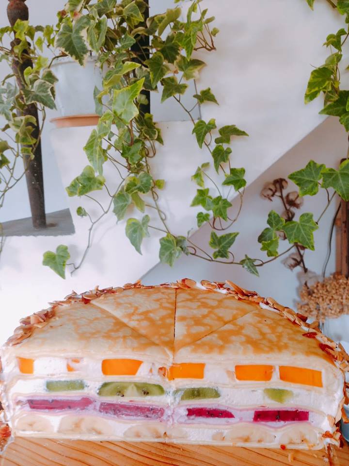 水果千層由奇異果、火龍果、草莓不同色彩的水果組成，表層在烤箱的高位下，形成經黃香脆的酥皮。