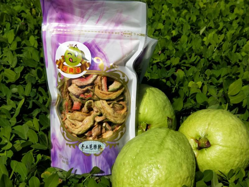 芭樂經過長時日曬裝入紫色袋裝，放置在剛採收下的新鮮芭樂，產生鮮名的對比。