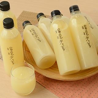 檸檬老爹連皮現打的檸檬汁，看似混濁濃稠帶有淡黃色，裝在檸檬老爹字樣的水瓶中。