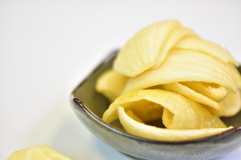 以新鮮洋蔥片烘烤製成，將洋蔥的甜味和營養完整封存，並保留蔬菜本身形狀，香酥爽口百吃不膩。