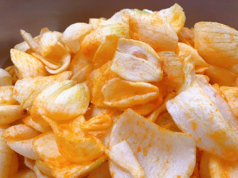 洋蔥脆片採天然洋蔥切片加工而成,每片脆片成色大小不一