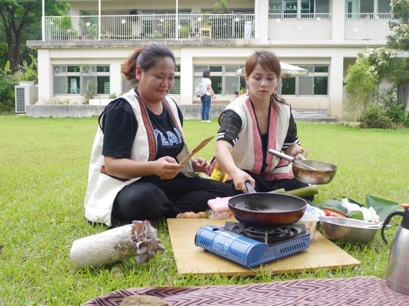 學員在草地上現場示範在地的部落美食做法