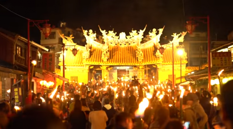 村民們持「油笐火」聚集於北埔信仰中心慈天宮前