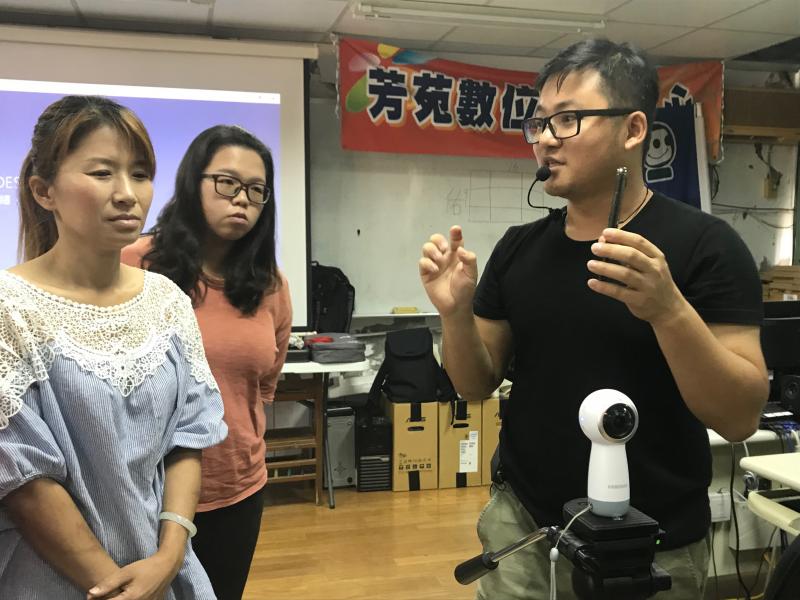 講師介紹攝影器材，並讓學員學習，了解更多3c的產品。