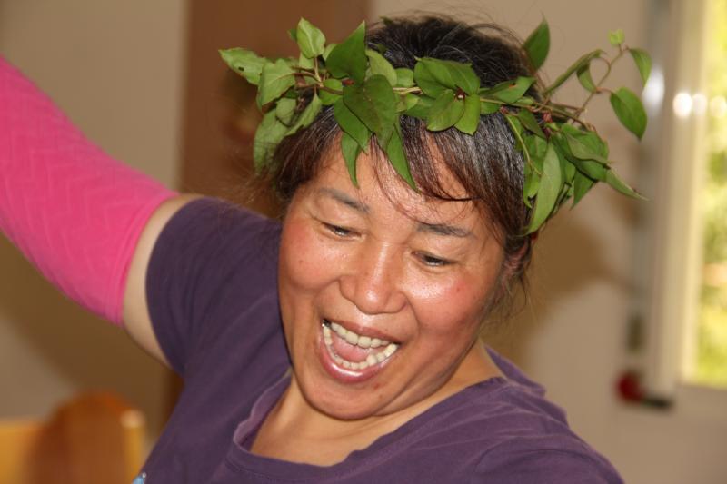 諾莉Yata將雜草編織成美麗的頭環。