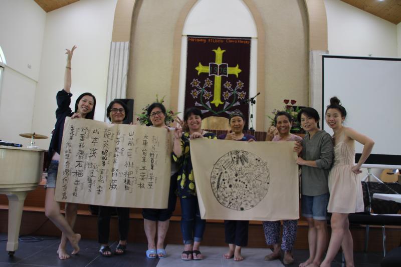 學員合力繪製完成的雜草曼陀羅作品。