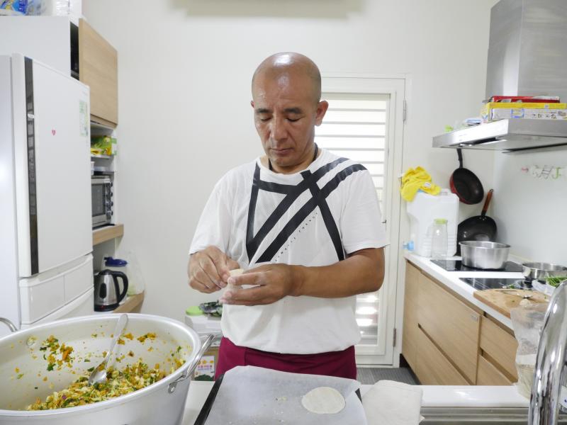 老闆製作momo料理