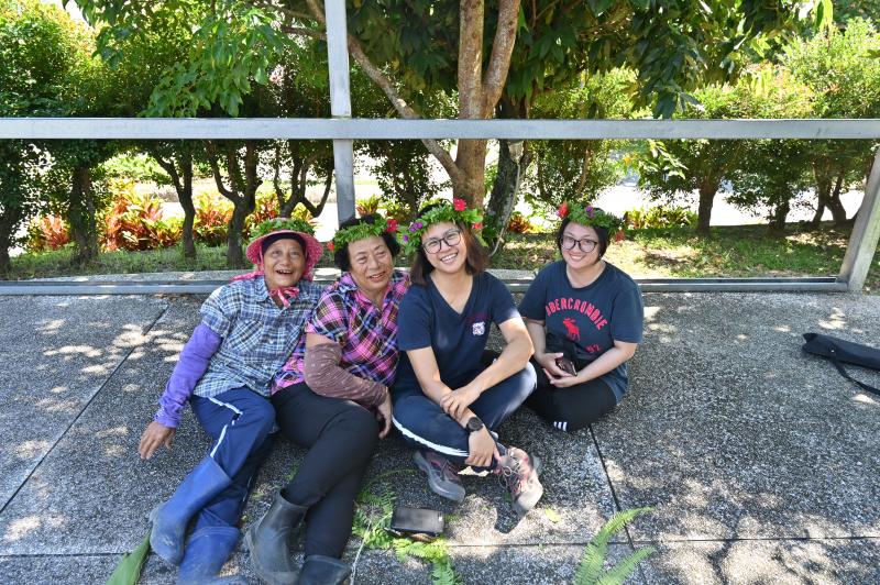 耆老的智慧，手作花環。到四林格山旅行，不忘了體驗一下花環DIY。