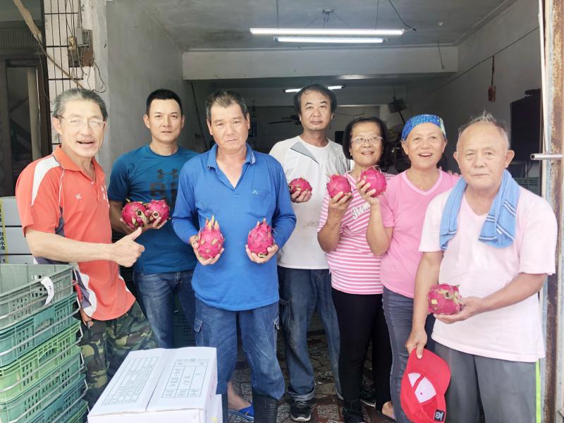 傑哥與其它小農成立了互助團隊，成員將近二十人，而所栽種的產品並無重複，採收期不會重疊，因此在農忙時可相互支援⋯⋯