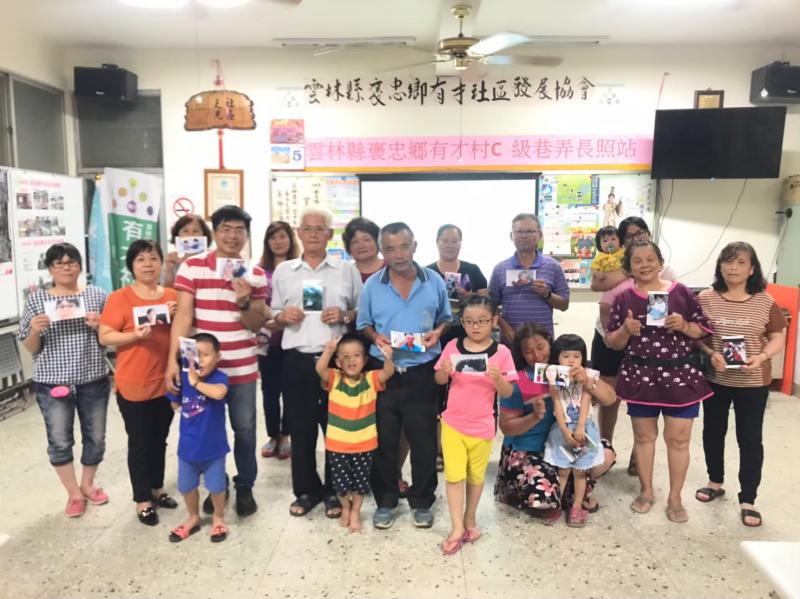 褒忠行動DOC至有才社區開設行動課程，課後拍攝全體合照