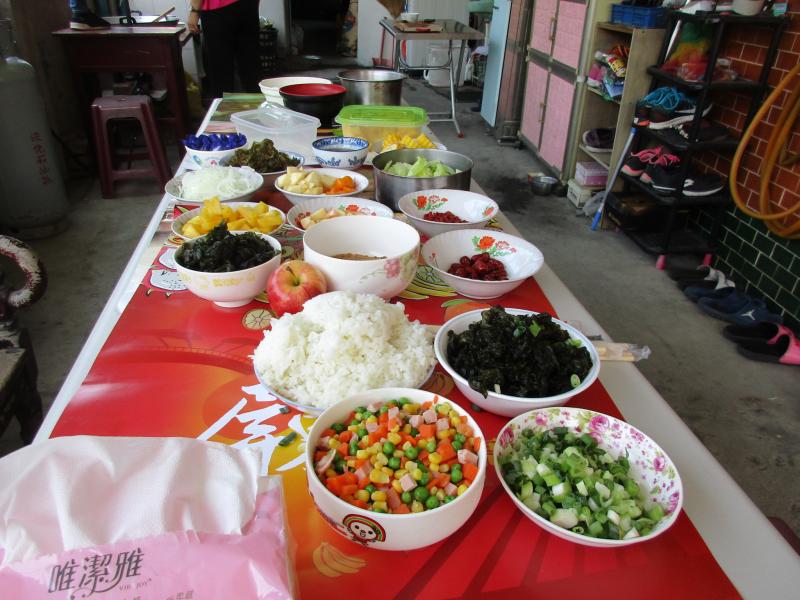 雨來菇它可以搭配炒蛋、炒肉絲食用，亦可做成甜點是不少饕客眼中的頂級佳餚！