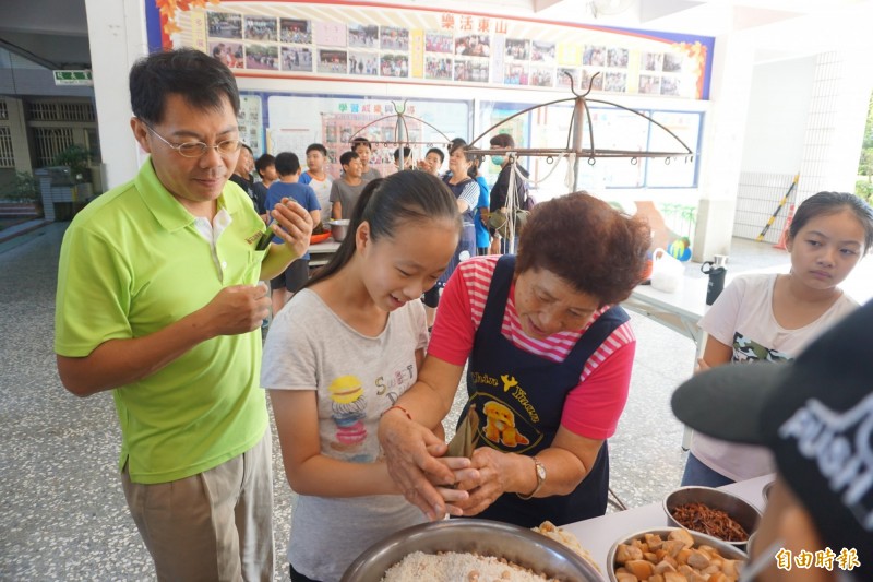 東山國小請來阿嬤教學生綁粽，與社區、青農傳承食米文化，學童矻著自製粽子，滿滿好滋味。