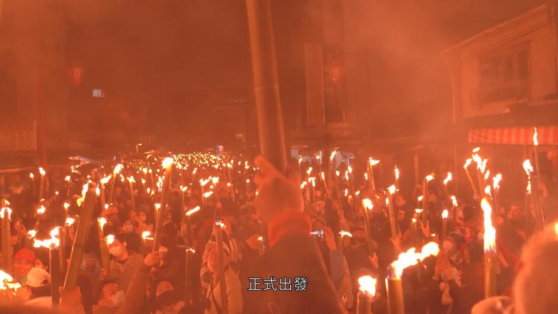 新竹北埔鄉的居民正月十五元宵節時沒有七彩繽紛的燈籠，而是手拿用竹子自製的簡易油笐火把，沿著慈天宮後方的道路遊行。