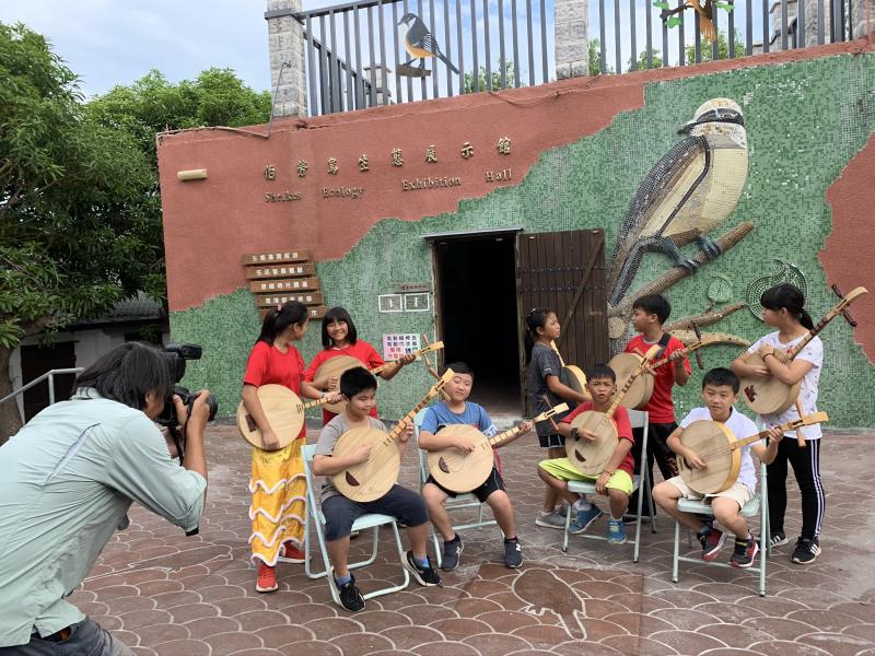 楓港國小民謠隊赴伯勞鳥生態園區拍攝表演花絮。