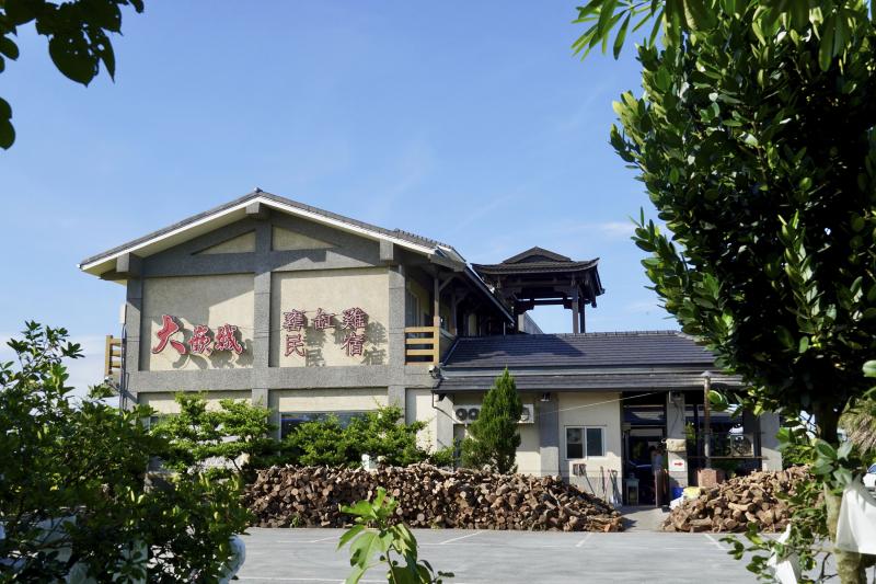 大嵌城甕缸雞腹地遼闊，除了是餐廳也有兼營民宿