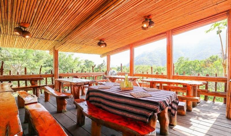 金岳部落莎韻廚房用餐環境優美，桌椅皆是原木製成，相當有味道