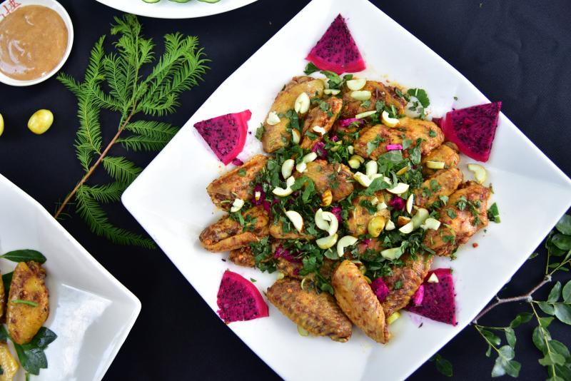 鹽焗雞翅搭配時令青菜、紅龍果，亮麗視覺為美為加分。