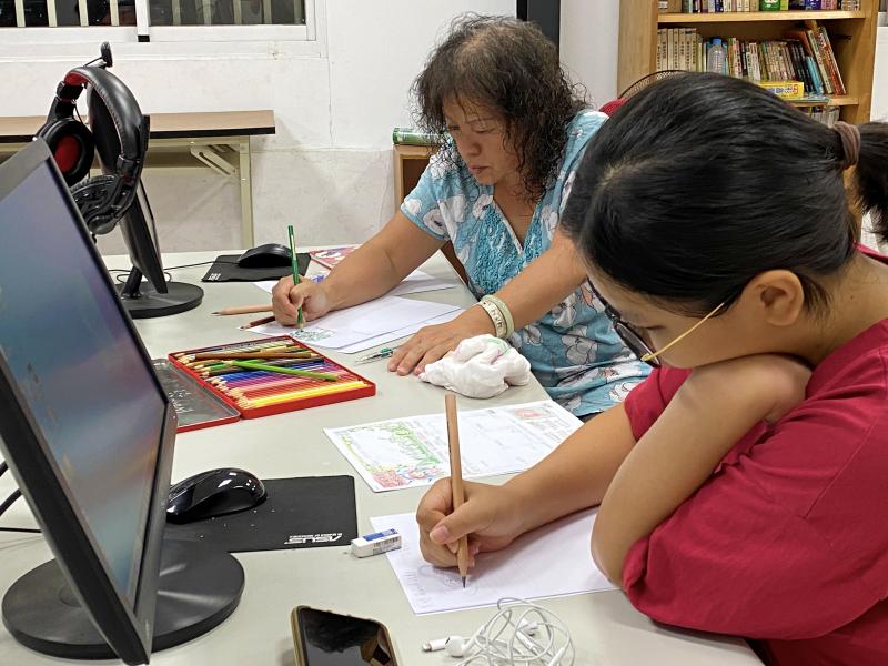 學員用心繪製網頁架構草圖