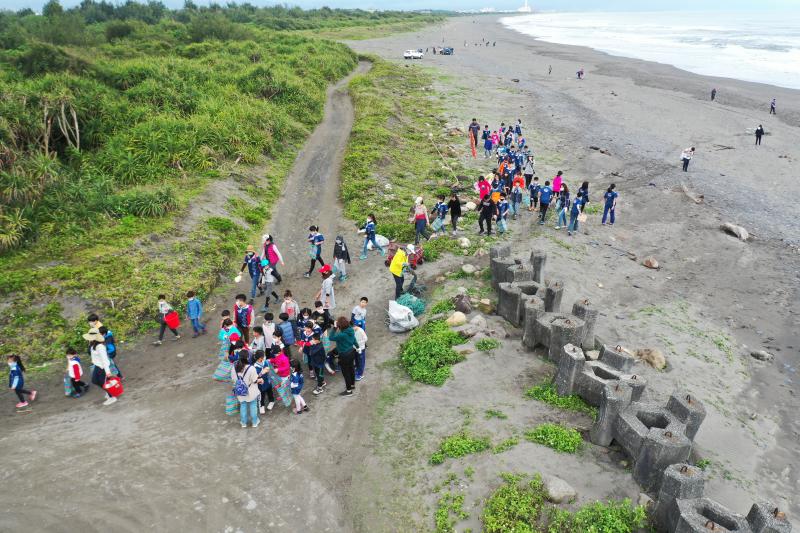 結合岳明國小海洋教育淨灘活動，用海洋垃圾創作定格動畫