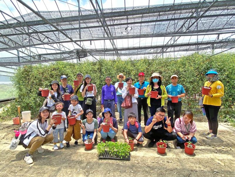 大家進入溫室挽袖體驗辣椒盆栽DIY。