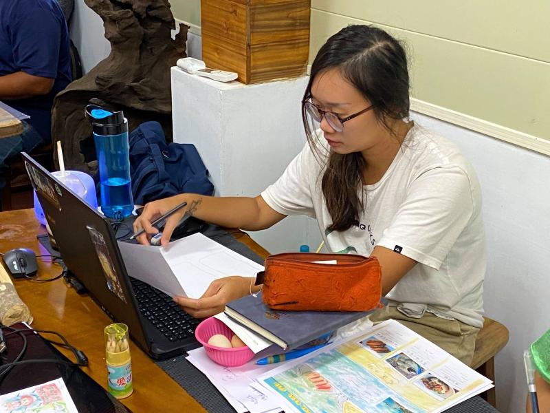 學員手拿紙筆，認真構思網頁草圖