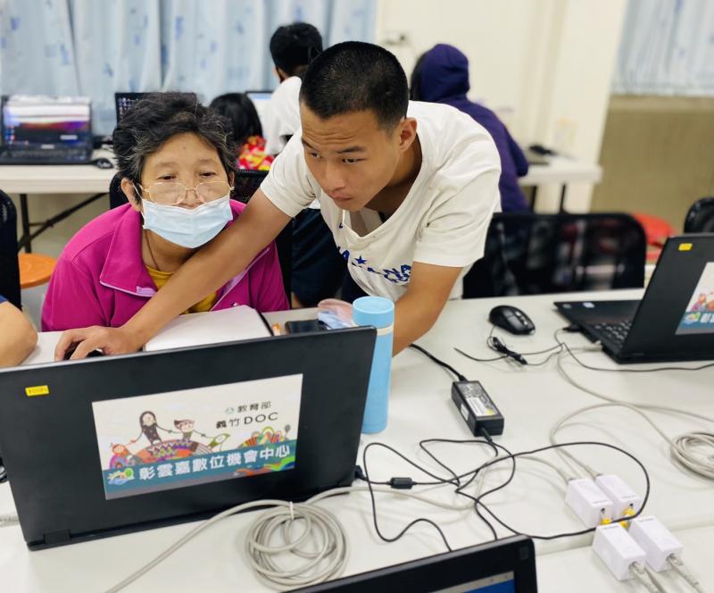 招募資訊專長的志工協助義竹DOC的親子課程。
