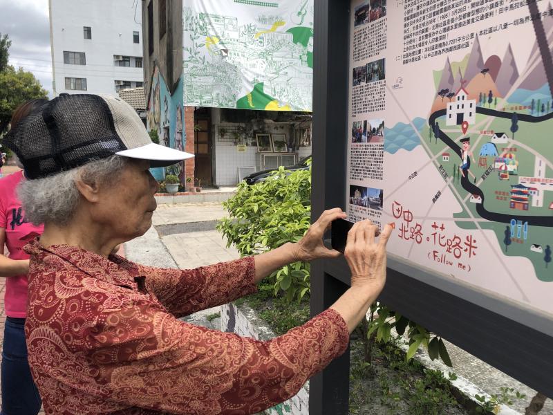 學員至社區景點親自拍攝影片素材