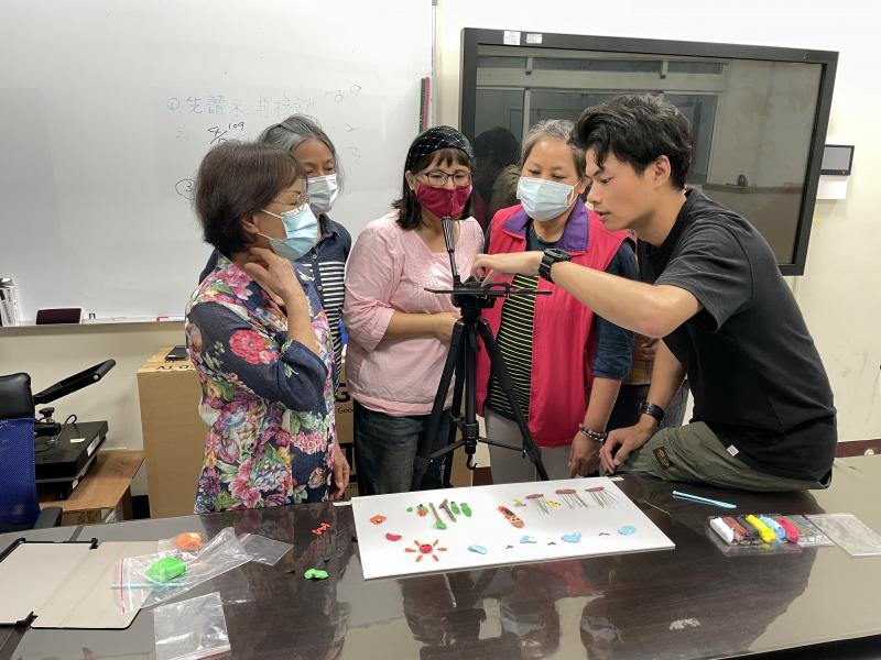 講師細心指導學員動畫拍攝分鏡技巧。